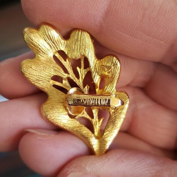 Vintage Signed Sarah Coventry  Goldtone and Green Resin Leaf Clip Earrin… - Picture 5 of 10